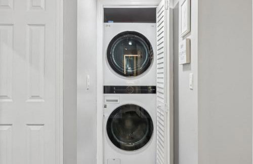 Entire Private Home with 2 Bedrooms 1 Bathroom, Gated Yard, Driveway Parking, Available Now - Foto 16