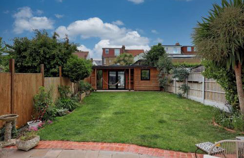 Spacious 4-Bedroom Home Near Station Seafront - Pass the Keys - Foto 7