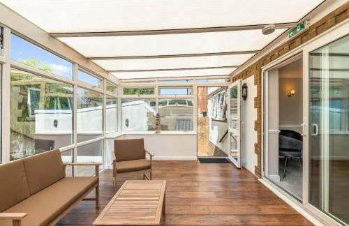 Stylish 5-Bedroom House, Accommodates 10, Fast Wi-Fi & Private Garden - Foto 8