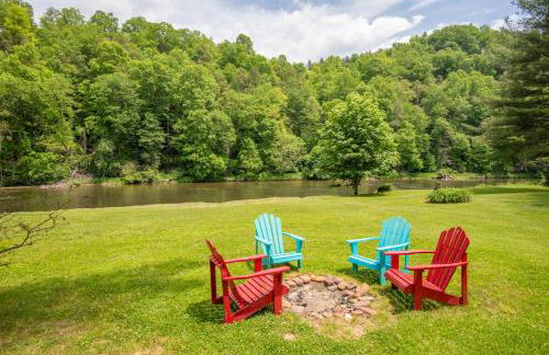 2Bd Riverfront with Expansive Outdoor Space, River Access, Fire Pit - Foto 1
