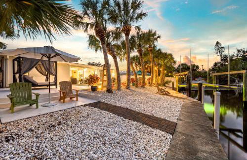 Siesta Key Waterfront Oasis - Heated Pool, Dock, Walk to Village & Beach - Photo 16