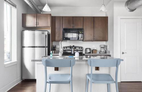 2BR Balcony Suite Gym & Pool Downtown at CityWay - Foto 24