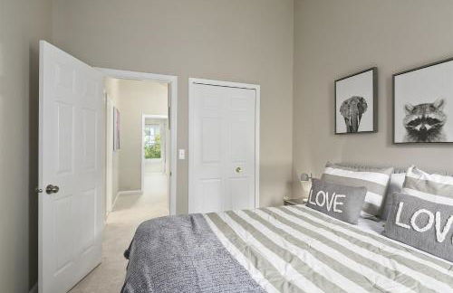 4BR Townhome, Close to Shops & Restaurants, 40 Mins to DC - Foto 18