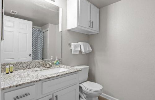 2BR Modern Hideaway near Downtown, Gated, Pool - Foto 11