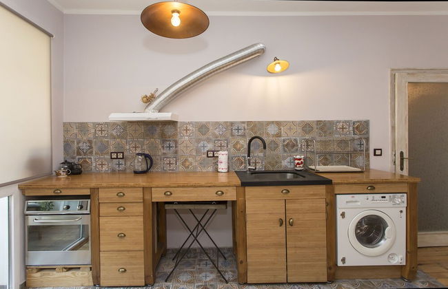 Colorful 2bdr Apartment in the City Center - Photo 5