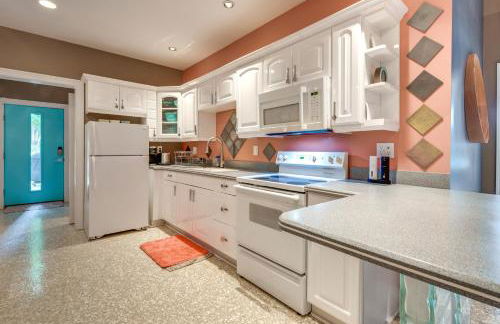 Modern Retreat with River View in Roswell! - Foto 10