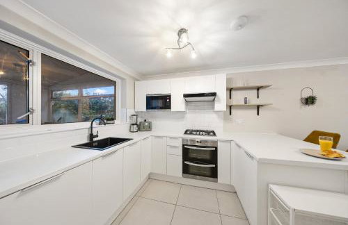 Long-short-stay Medway home with parking, WiFi &pool table - Foto 11