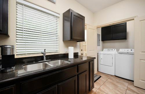 Hummingbird Haven 7 w King bed free parking Patio - Foto 5