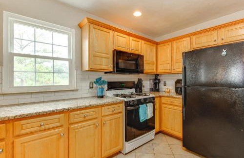 Walk to East Beach Apt with Outdoor Space - Photo 5