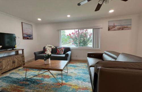 Modern 3 King Beds, Beautiful Large Backyard, WFH, Long Stays, Waterfall, WI-FI, FWY, 25 mins to Beach - Photo 9