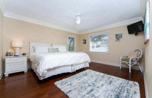 Villa Hibiscus-Waterfront-Free Heated Pool-Dock-Bikes-Other Amenities - Photo 25