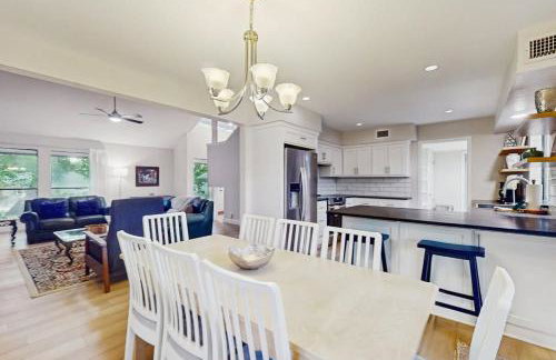 Cozy Dog-Friendly Home WITH Full Kitchen, Patio & Backyard, Close to Golf Course - Foto 8