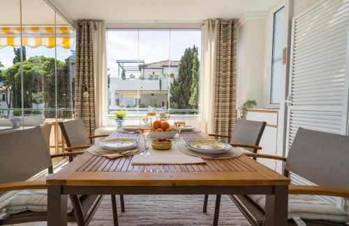 Elegant Marbella Apartment, 5-Pool Oasis, Sunlit Terrace, Garage - Photo 16