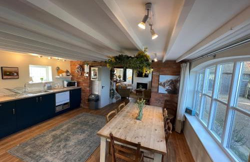 Luxury homely open-plan Barn with log burner & games room - Foto 4