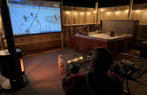NEW! BEAR Necessities tiny home, outdoor theater! - Foto 30