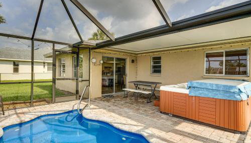 Canal-Front Retreat w/ Heated Pool & Hot Tub! - Foto 1