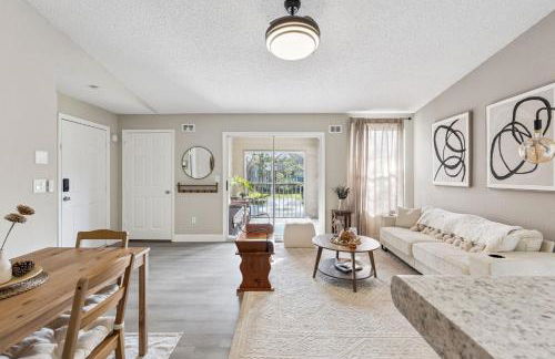 Quiet Gated Condo Near Universal with Pool and View - Foto 1