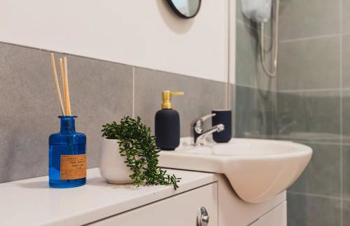 Sleek City Getaway - Walkable Free Parking - Foto 15