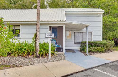 Riverfront Weleka Condo with Dock and Pool Access - Foto 15