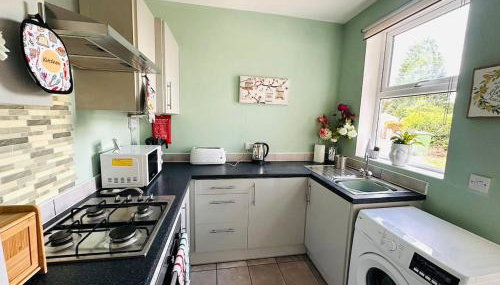 #56 4-Bedroom House Near Shops with - Sleeps 8 - Perfect for Contractors and Families - Free Parking - Foto 4