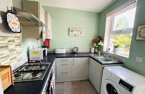 #56 4-Bedroom House Near Shops with Free Parking - Foto 4