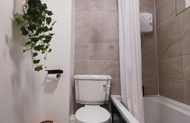 Peaceful house in the heart of Glasgow city, close to Queen Elizabeth Hospital and Govan subway, Free Private Parking - Foto 8