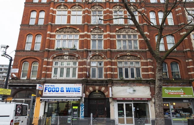 Leicester Square Atmosphere - Photo 22