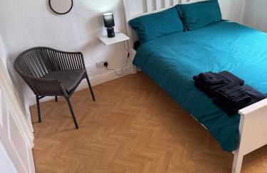 Newly decorated lovely three bedroom flat - Photo 7