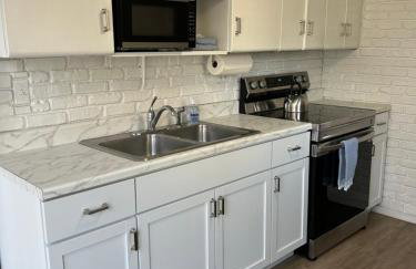 Charming Cottage with fenced yard in convenient location - Foto 3