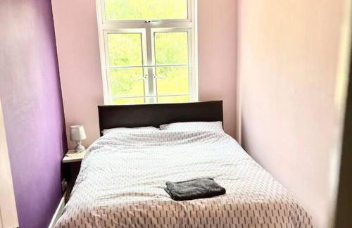 Inviting 4-Bed House near Heathrow w Fireplace - Foto 9