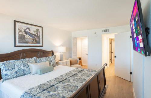 Luxury direct oceanfront corner with a large private balcony, heated pool and garage - Photo 15