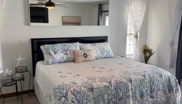 Walk to waves Beautiful 3-Bedroom with pool steps from beach - Foto 4