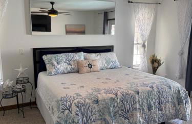 Walk to waves Beautiful 3-Bedroom with pool steps from beach - Foto 4