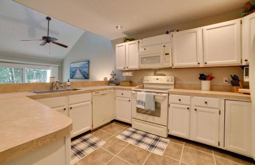 Harbor Springs Condo with Fireplace Near Skiing! - Foto 10