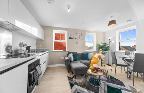 Spacious 2-Bed House, Free Parking, Fast Wi-Fi, Netflix, Contractors Welcome - Photo 2