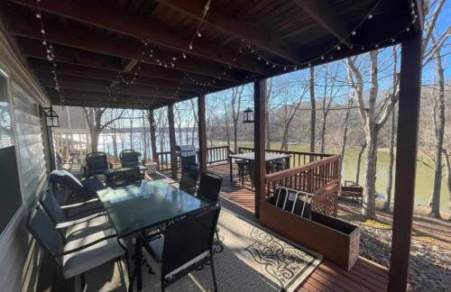 Beautiful Waterfront with Dock Firepit Hot tub - Foto 28