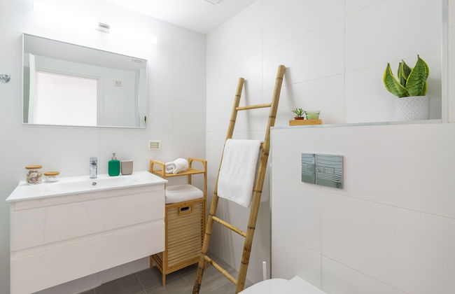 Sunlit Balcony & Coastal Charm by Sea N' Rent - Foto 24