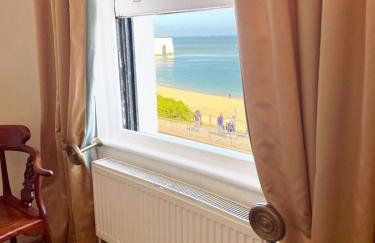 Broadstairs Beach Holiday Apartments, opposite Kingsgate Bay with a parking space - Photo 8