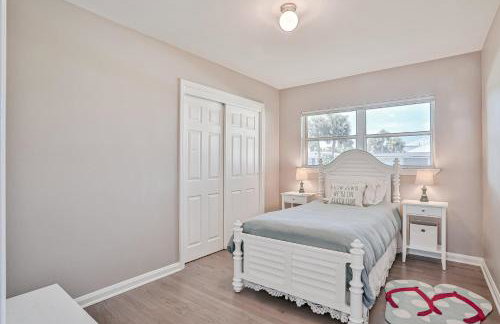 Beach house & backyard oasis with private pool - short walk to beach - Foto 18