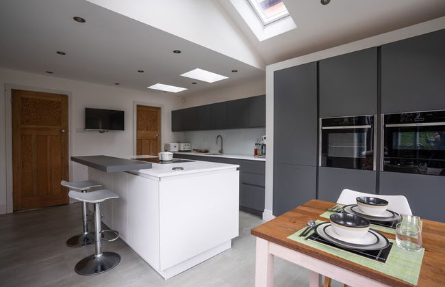 Contemporary Bright House 20 Min To Manc - Photo 17