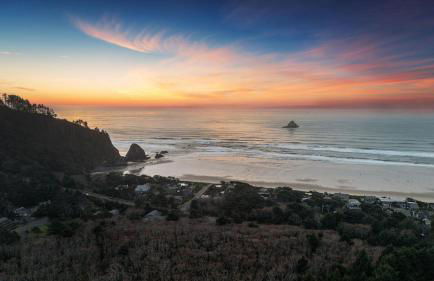Peaceful Treehouse-Style Stay with Sauna Fire Pit Forest Views Near the Coast The Treehouse by AvantStay - Foto 5