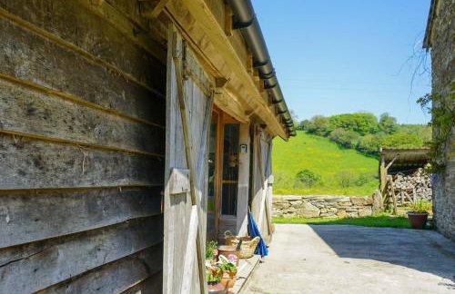 Escape to an Idyllic Countryside Couple's Retreat - Photo 31