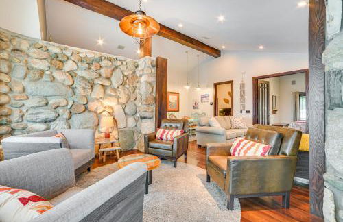 1 Mi to Dtwn! Lakefront Earl Young Charlevoix Home - Foto 4