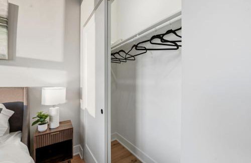 Edgewater Apt with Free Parking Gym Modern Living - Photo 29