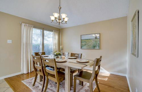 Family Getaway with Fenced Yard in Haltom City! - Foto 6