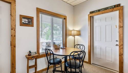 Quiet Riverfront Cabin with Boat Slip Family Friendly Stay in Decatur Nebraska Sleeps 9 - Foto 2