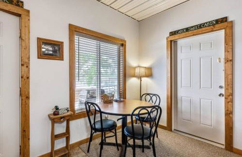 Quiet Riverfront Cabin with Boat Slip Family Friendly Stay in Decatur Nebraska Sleeps 9 - Foto 2