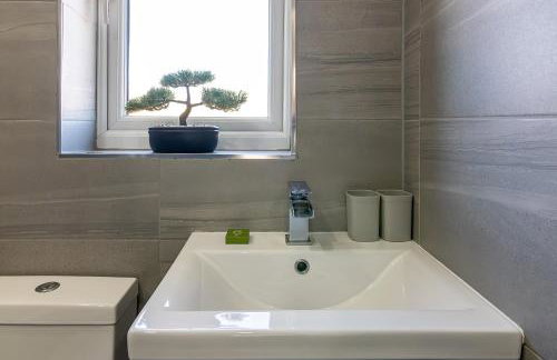 Bright 2BR House with Garden & Parking Sleeps 5 - Foto 18