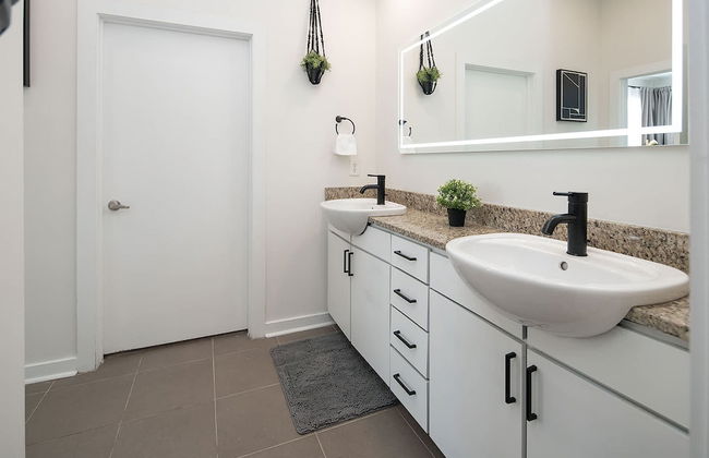 Uptown 1st Ward Corner Unit Superior 2BD Apt - Foto 19