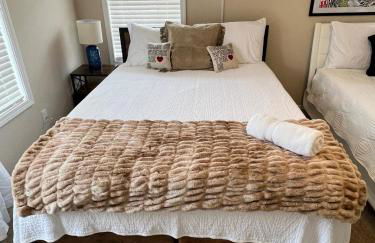 Family Fun! Sleeps 8, King Bed, 2 Queens, and Sofa Bed, Games - in Rogers - Foto 24